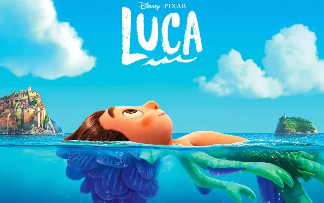 Affiche du film d'animation Luca. On y voit le jeune héro, sur le dos, flottant dans la mer.